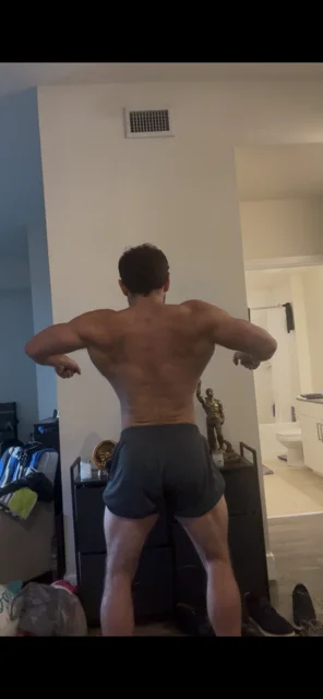 Back check-in photo at 4 weeks out