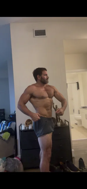 Side check-in photo at 4 weeks out
