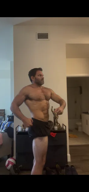 Side check-in photo at 5 weeks out